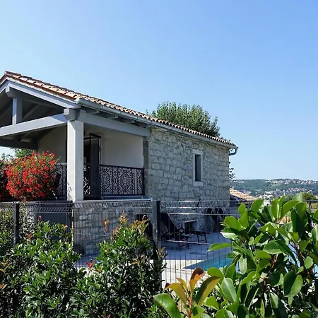 Lovely In Istria With Outdoor Swimming Pool *